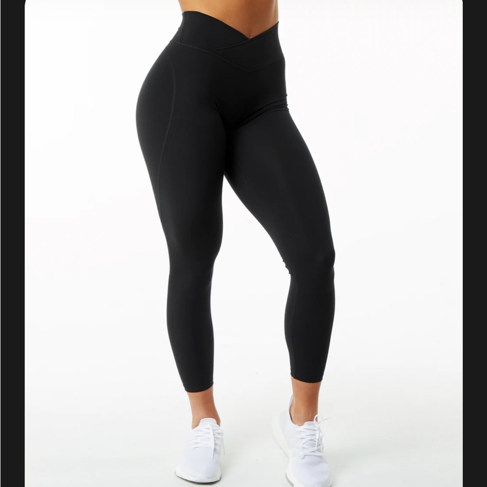 Alphalete surface path leggings size small in black.